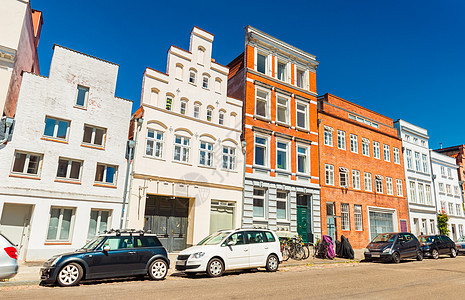 德国古老城镇的一条街道 现代汽车停靠在一系列不同历史建筑附近 德国卢贝克(Lubeck)图片