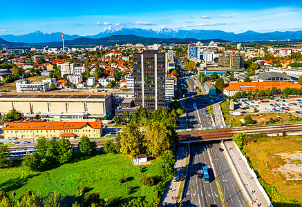 卢布尔雅那美丽的空中全景 其背景是山脉 斯洛文尼亚;在洛布尔雅那图片