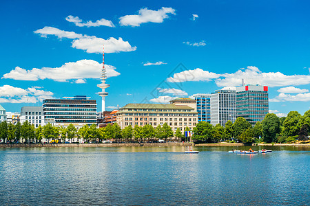 城市晨曦德国汉堡 在德国最大的城市之一的市中心的阿尔斯特湖景象 带有现代建筑和电视塔的天空线(Skyline)背景