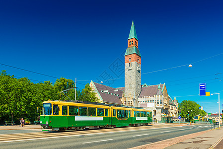 赫尔辛基市电车和芬兰国家博物馆古老历史建筑的景象 其背景是清蓝的天空(请查看InfoFinland)图片