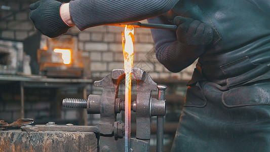 铁制钢铁铸铁产品的肌肉铁匠虎钳男人手工工业铁匠铺艺术治疗马蹄铁匠金工工作图片