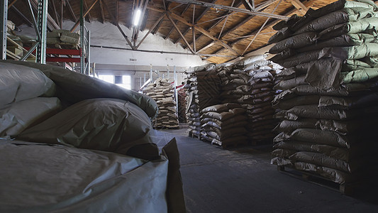 在通心粉制造厂的大型仓库里 装着一包意大利面面条食物制造业植物包装面粉机器设备商品产品图片