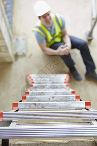 建筑工人从梯子和受伤腿摔倒事故工作工地男人前景安全建造疼痛体力劳动者男性图片