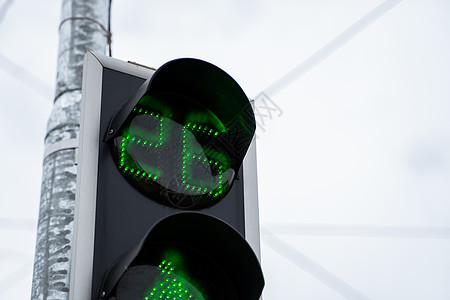 日光照耀城市的绿色交通灯光道路行人天空安全街道控制运输红色信号警告图片
