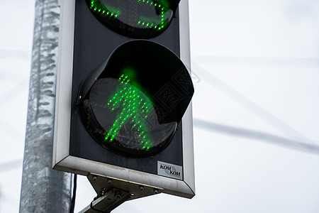 日光照耀城市的绿色交通灯光红色街道黄色道路天空小路信号黑色安全警告图片
