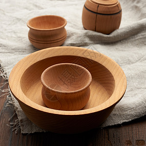 灰色亚麻餐巾上的空圆形棕色盘子空白桌布木板烹饪食物乡村木头圆圈厨房材料图片