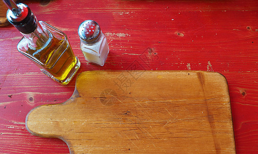 配有橄榄油和盐的木制切割板红色营养砧板美食木头桌子餐厅食物木板空白背景图片
