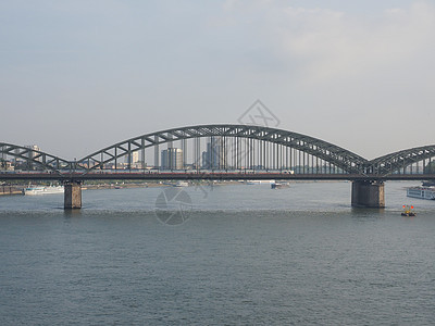 桥 在Ko的莱茵河上空地标城市运输火车建筑学轨道交通景观建筑铁路图片