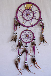 红色 黑色和紫色的追梦者 用羽毛皮链制成的蝙蝠棒护符运气工艺装饰品风格护身符魔法圆圈文化珠子图片