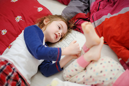 阳光明媚的清晨 两个小姐妹在床上睡觉婴儿孩子女孩情绪时间金发枕头童年毯子苏醒图片