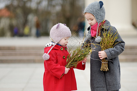 两个姐妹在复活节上 持有柳树枝的姐妹植物幸福青年快乐童年传统帽子女孩女性喜悦图片