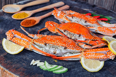 黑本底的蟹和香料草食物小龙虾草药盘子市场餐厅螃蟹甲壳海洋柠檬图片