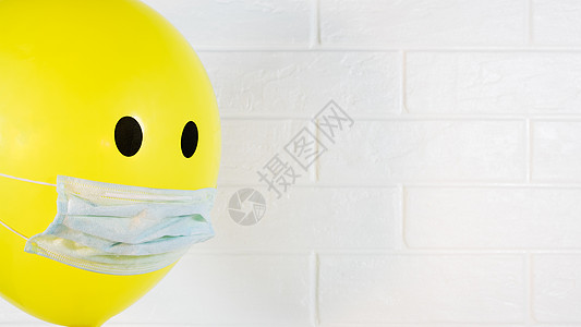 黄色气球1号装在医疗面具上 并有复制空间隔离图片