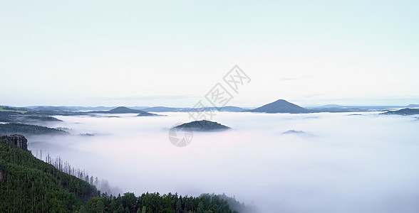 风云中弥漫着巨大的浓雾 在乡下有秋天的霜雾 山因雾而增高峡谷天空太阳山峰薄雾反转阳光爬坡地平线金子图片