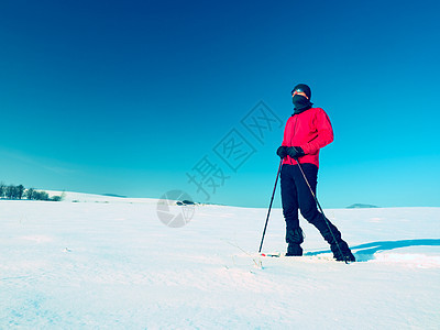 冬季有雪鞋的游客在下雪漂流中行走粉雪爬坡阴影手套登山杖装备雪裤漂移荒野男士图片