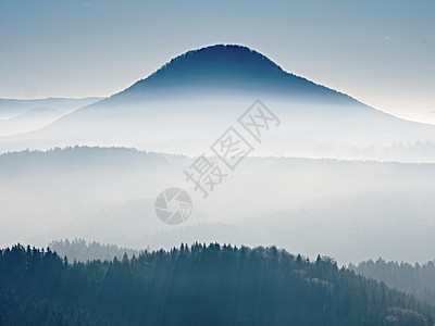 日出和日落时 繁多的山峰和彩色的天空射线树叶森林外表阳光颜料风景农村公园烟雾图片