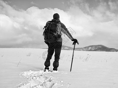 背负着雪鞋的爬山者 在山上行走的人冒险远足曲目运动单身雪裤背包踪迹阴影荒野图片