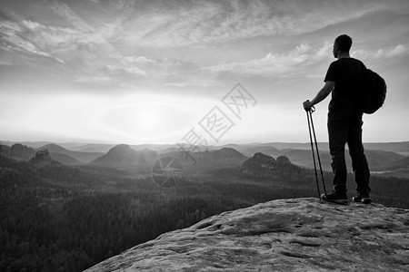 山峰上的人登山者 秋色的迷雾风景中的奇幻黎明顶峰阴影晴天薄雾运动员游客天气裤子思维帝国图片