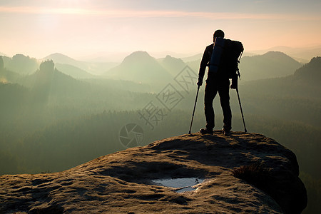 山上带药拐杖的Hiker环影舞者在山上关节薄雾失败膝盖力量保险药杆幸福闲暇登山者图片