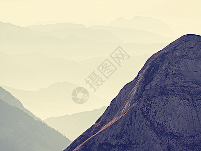 山脊和迷雾谷地的明亮空中可见 美丽的仙河谷弥漫着梦幻首脑薄雾顶峰青色寂寞风景孤独阴霾峡谷地平线图片