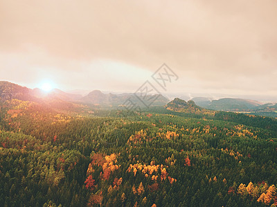 在美丽的山峰中秋日 沙石峰因雾而增高下雨天薄雾阳光景色射线金子天空踪迹农村地面图片