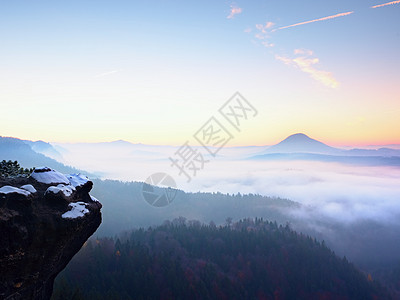 日出和日落时 繁多的山峰和彩色的天空阳光风景树叶颜料反转国家太阳射线反射农村图片