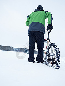 骑着山车的人在雪地上待着山地车磁盘轮胎天气山地乐趣越野男人比赛竞赛图片
