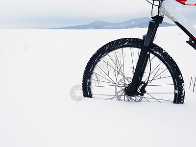 在雪地上骑自行车 在深雪中沉没图片