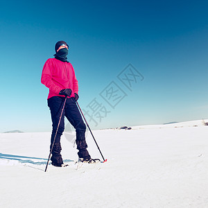 冬季有雪鞋的游客在下雪漂流中行走阴影登山杖漂移晴天爬坡场景手套雪裤护颈冒险图片