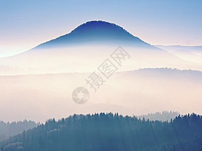 环绕大山丘的景色 美丽美丽的美景树梢边缘远足太阳地面草地游客爬坡自然公园日出图片