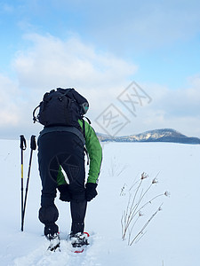 旅行者检查雪鞋 穿冬夹克和大背包的山顶雪中漫步鞋套漂移冒险场地跨步手套打扫森林雪裤装备图片