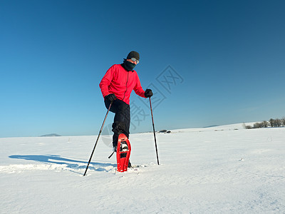 冬季观光者带着雪鞋在雪中行走漂移成年人天气围巾雪裤曲目登山杖跨步装备鞋子图片