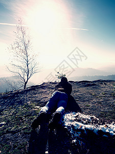 人躺下 用镜像摄影机拍照 在脖子上 山峰的冰雪岩石树干湿度石头树梢相机爬坡单反枝条阳光粉雪图片