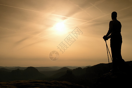 阳光明亮的春晨 有电线杆在手的旅游者月光边缘伙计伙伴短发远足者幸福悬崖休息顶峰自由图片