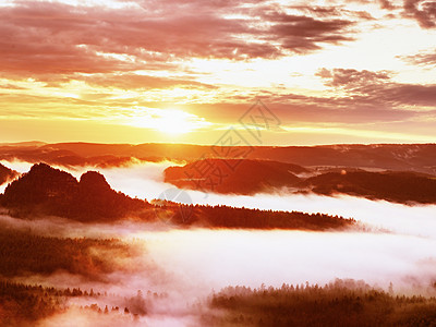 红过滤照片 迷雾麦里山的黑峰日出风景天空反射反转橙子地面烟雾湿度阳光图片