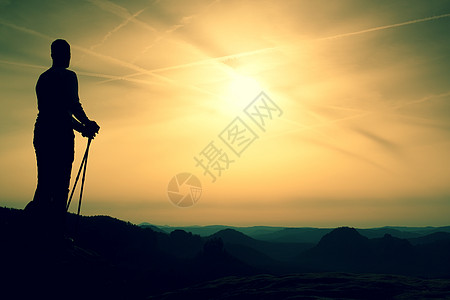 阳光明亮的春晨 有电线杆在手的旅游者月光远足者男生高湿度短发悬崖自由冒险小路男人旅行者图片