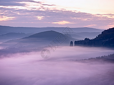 雾山山地风平浪静的天亮 秋雾清晨 在美丽的岩石山上反转风景太阳牧草奇迹冻结射线森林阳光公园背景
