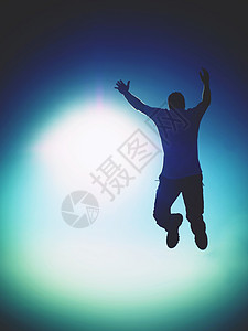 人类在空中飞翔 蓝色的触线效应 人类手举高地坠落太阳闲暇男性肾上腺素高度活动乐趣胜利男人天空图片