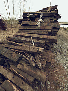 古旧的油脂用过的橡木铁路卧床车被储存起来了木梁承载者近距离公司油木仓库关系重工业工程铁轨图片