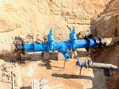 大手轮管道中的大型工业闸阀 修复了挖洞中的饮用水管道阀门汽油石油活力空气蓝色工程金属流动海洋图片