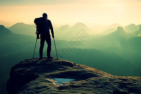 山上带药拐杖的Hiker环影舞者在山上闲暇登山者力量悬崖失败远足男人防盗器帮助男性图片