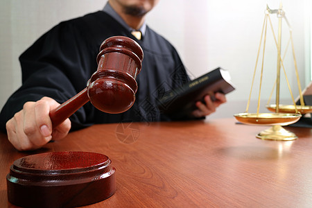 司法与法律概念 在法庭上 用手锤的男法官软垫思考惩罚文档拍卖药片男人黄铜锤子男性图片
