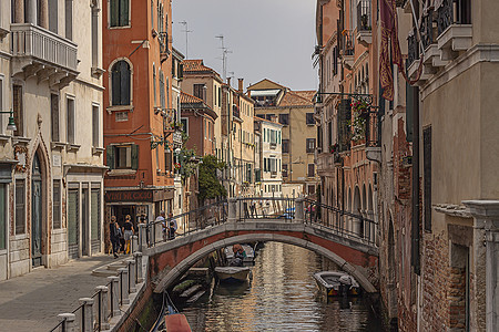 带小桥的威尼斯河图片