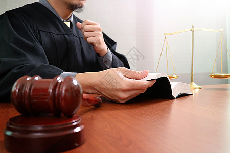 司法与法律概念 在法庭上 用手锤的男法官律师文档眼镜药片平衡锤子拍卖电脑男人软垫图片