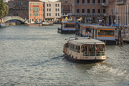 威尼斯乘渡轮公共交通图片
