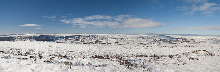英语冬季冬季农村雪地风景场地全景植物白色植被天空乡村蓝色山谷草地图片