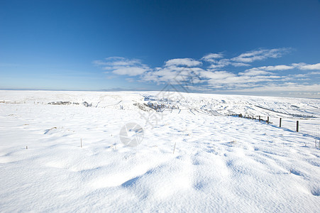 冬季寒雪的乡村风景多云沼泽英语蓝色太阳农村天空全景图片