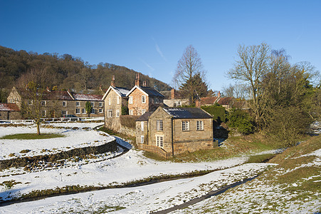 冬季英语乡村地貌图景情况小屋蓝色天空绿色窗户住宅溪流农村房子建筑图片