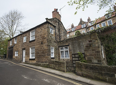 村庄中的老英语乡村小屋石头街道建筑学房子窗户住宅烟囱天空历史性农村图片