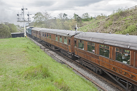 穿越农村的蒸汽列车车厢风景木头火车英语金属蓝色铁路天空旅行图片